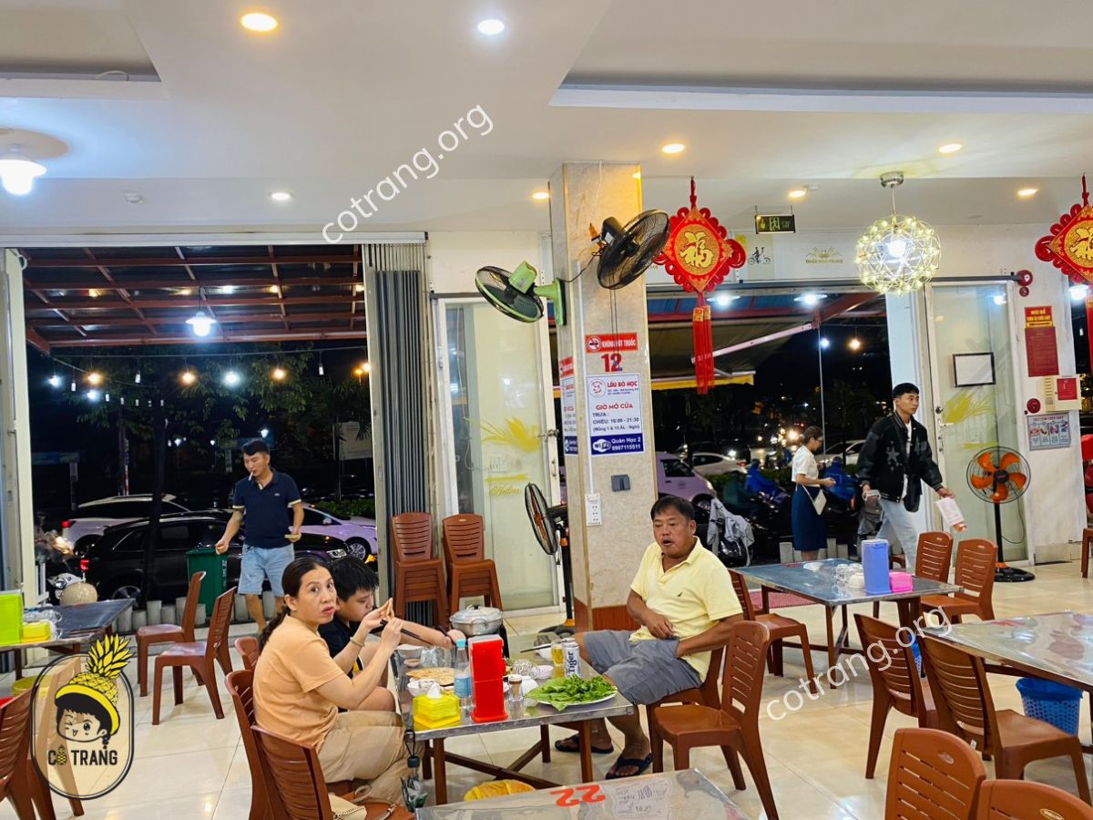 Không gian và món ăn tại Lẩu Bò Học Đà Nẵng